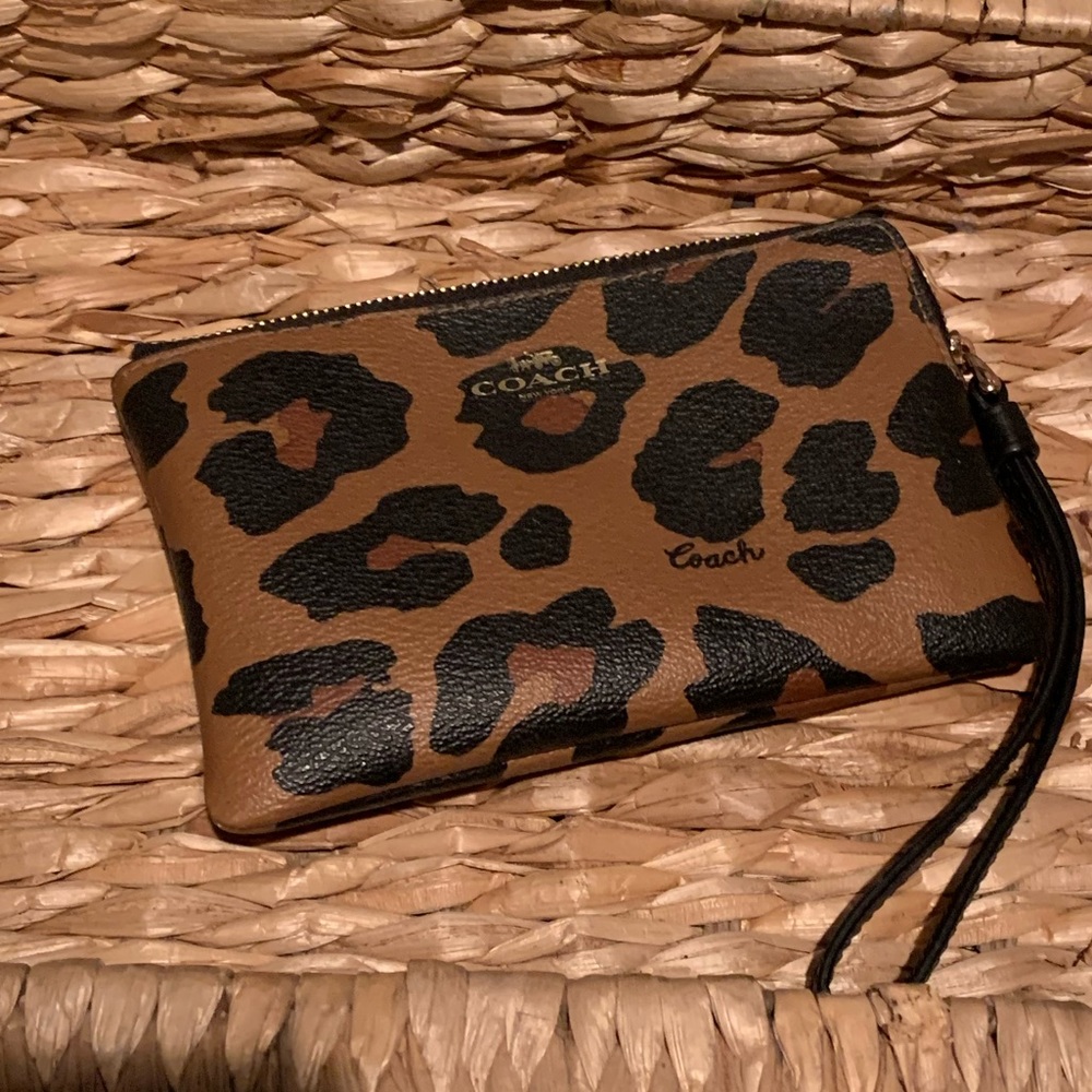 Coach 🐾 leopard 🐆 wristlet
